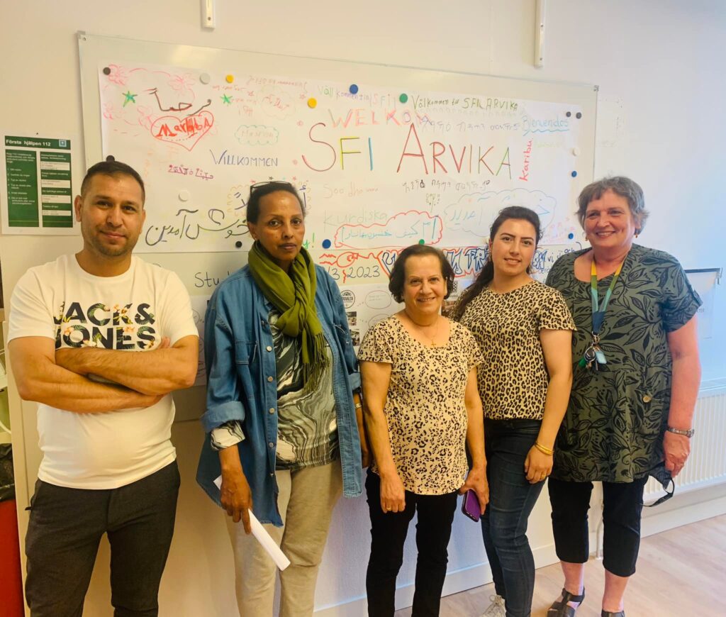 Foto på fem elever i svenska för invandrare (SFI) på i Arvika.